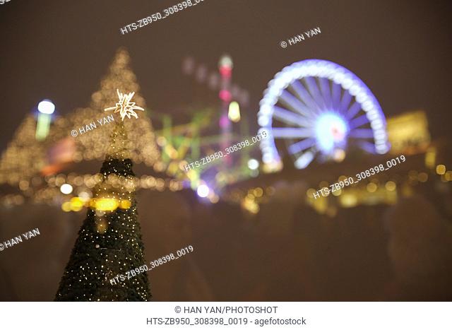 (171203) -- LONDON, Dec. 3, 2017 () -- A Christmas tree and a giant wheel are seen at Hyde Park Winter Wonderland in London, Britian, on Dec. 2, 2017