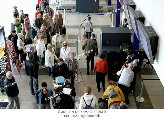 DEU, Germany, Berlin : Airport Berlin-Schoenefeld. Security controll. X-ray screening of baggage befor check in