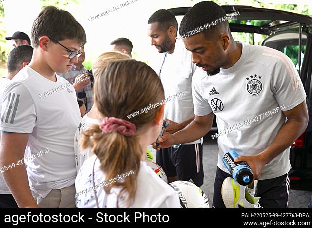 25 May 2022, Spain, Marbella: Soccer: National team, training camp before the start of the Nations League. Jonathan Tah (l) and Benjamin Henrichs sign...