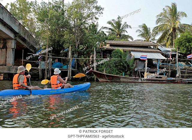 CANOEING ALONG THE RIVER PAST A FISHING VILLAGE, REGION OF BANG SAPHAN, THAILAND, ASIA
