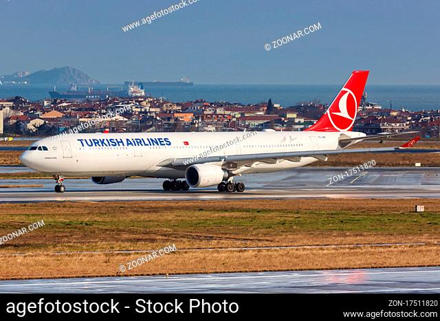 Istanbul, Türkei - 15. Februar 2019: Ein Airbus A330-300 Flugzeug der Turkish Airlines mit dem Kennzeichen TC-LNE auf dem Flughafen Istanbul Atatürk (IST) in...