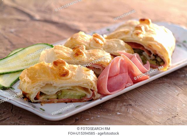 Strudel roll with courgette and ham