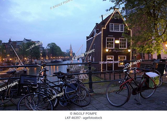 Bicycles, de Sluyswacht, Oude Schans, Bicycles in front of de Sluyswacht, a brown cafe, in the evening, Oude Schans, Amsterdam, Holland, Netherlands