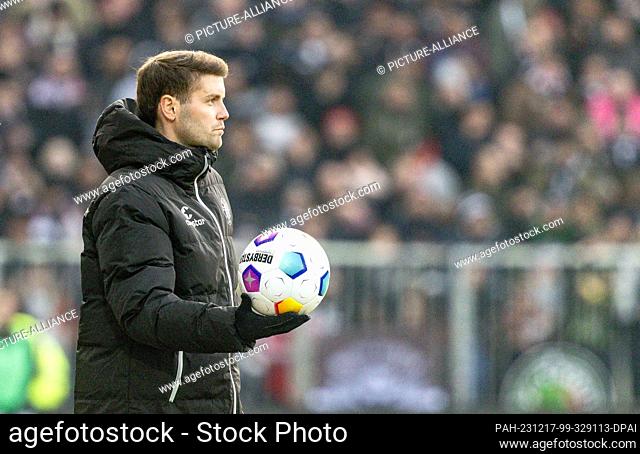 17 December 2023, Hamburg: Soccer, Bundesliga 2, FC St. Pauli - SV Wehen Wiesbaden, Matchday 17, Millerntor Stadium. St. Pauli coach Fabian Hürzeler holds a...