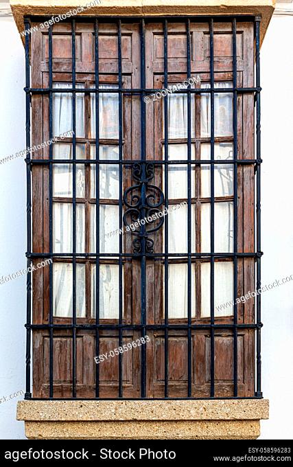 Vergittertes Fenster in Ronda, Andalusien, Spanien. Barred window of a house in the old town of Ronda, Andalusia, Spain