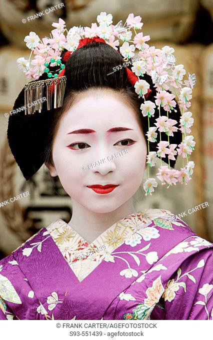 Geisha in traditional make-up and wearing a kimono in the Gion district of Kyoto, Japan