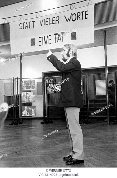 DEUTSCHLAND, OBERHAUSEN, STERKRADE, 13.11.1971, Seventies, black and white photo, people, orator on an event, in the background a banner with the slogan -rather...