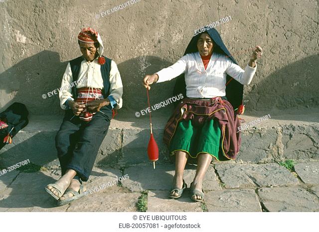 Taquile. Couple weaving