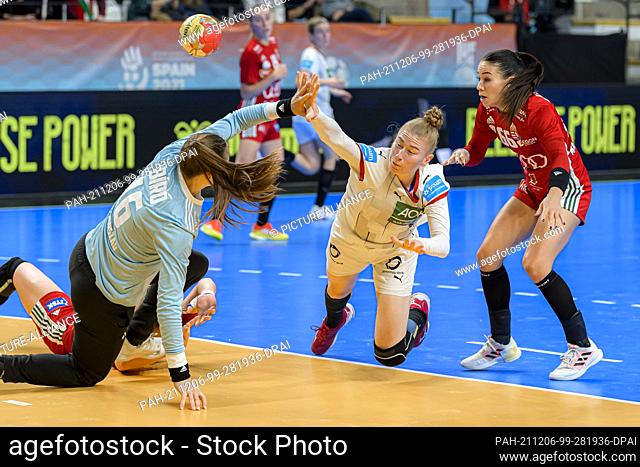 06 December 2021, Spain, Lliria: Handball, Women: World Cup, Germany - Hungary, Preliminary Round, Group E, Matchday 3: Goalkeeper Blanka Biro (l) of Hungary...