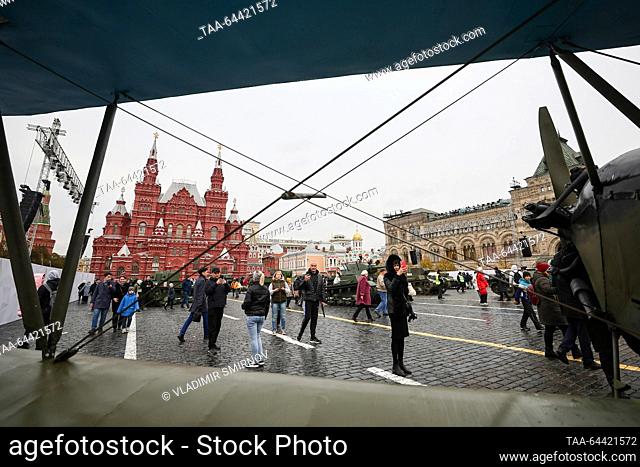 RUSSIA, MOSCOW - 5 de NOVIEMBRE, 2023: La gente visita un museo al aire libre en la Plaza Roja; el museo se inauguró para conmemorar el 82o aniversario del...