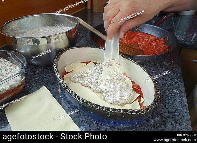 Schwäbische Küche, Zubereitung Alblinsen-Auflauf, Linsen mit Schmand in Auflaufform füllen, Nudelteig, Nudelfladen, Lasagne, Backform, Traditionsküche