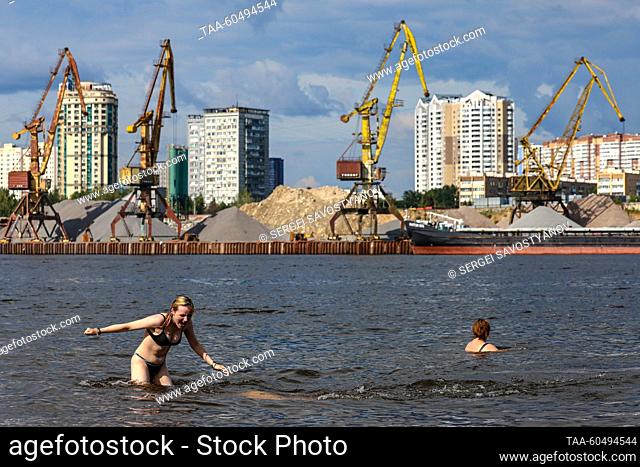 RUSSIA, MOSCOW - JULY 16, 2023: People swim in the Moscow Canal near Severnoye Tushino Park. Sergei Savostyanov/TASS