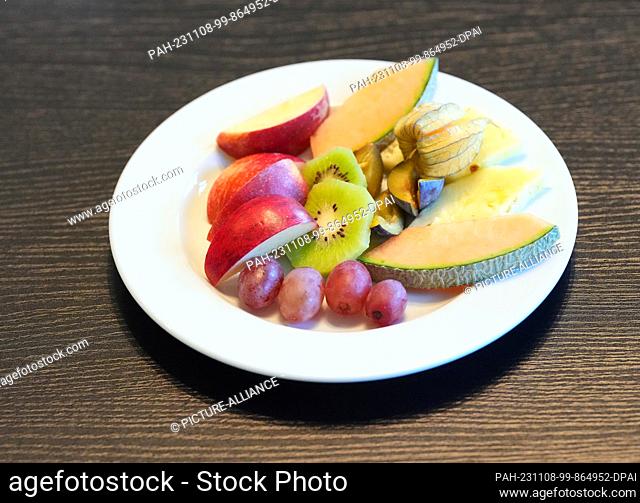 07 November 2023, Brandenburg, Potsdam: A plate of sliced fruit is placed on the table before the start of a conference. Photo: Soeren Stache/dpa