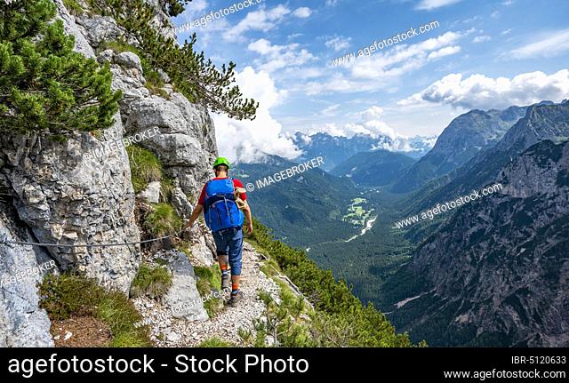 Young hiker, mountaineer on the Sentiero Carlo Minazio path, view of the Valle di San Vito, Sorapiss circuit, Dolomites, Belluno, Italy, Europe