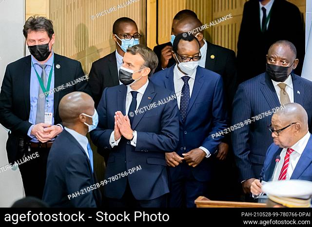 28 May 2021, South Africa, Pretoria: Emmanuel Macron (3rd from right), President of France, and Cyril Ramaphosa (r wearing black mask)