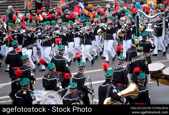 02 December 2023, Saxony, Chemnitz: Participants in a mountain parade walk through the city center. The day before the first Advent