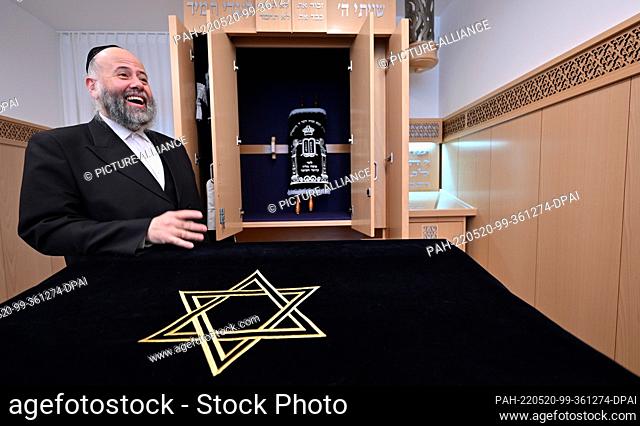 19 May 2022, Thuringia, Eisenberg: Rabbi Motti Waitsman stands in the synagogue in the Waldkliniken Eisenberg, which will be consecrated on May 22