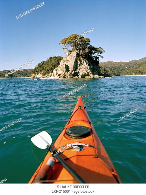 Kayak in front of a small island at Torrent Bay, Abel Tasman National Park, North Coast, South Island, New Zealand