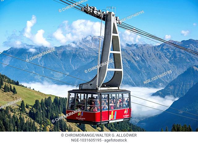 Gondel, Seilbahn zur Bergstation, Fellhorn, 2038m, dahinter das Nebelhorn, 2224m, Oberstdorf, Allgäuer Alpen, Allgäu, Bayern, Deutschland, Europa