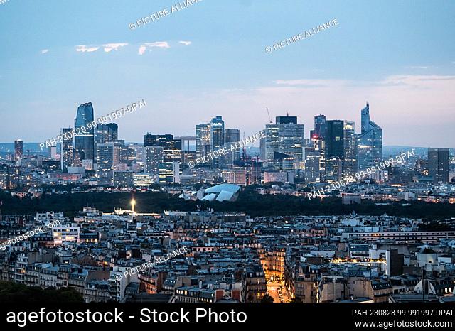 SYMBOL - 23 August 2023, France, Paris: View of the La Défense banking district during the blue hour. Photo: Silas Stein/dpa. - Paris/Paris/France