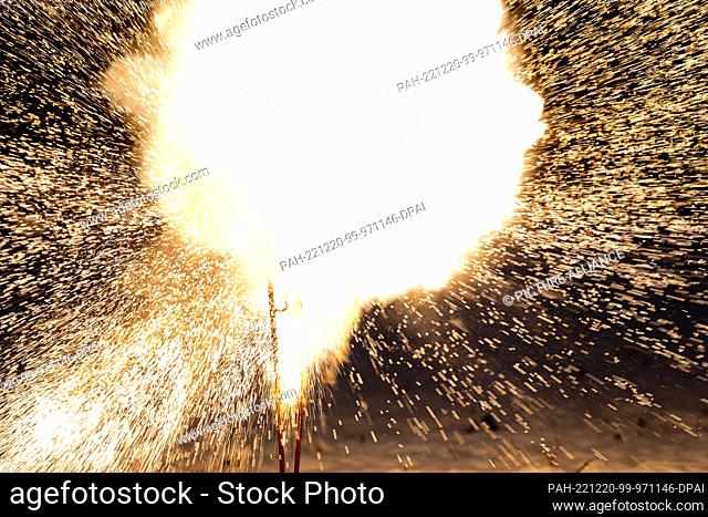 PRODUCTION - 14 December 2022, Brandenburg, Cottbus: A class F4 firecracker (large fireworks) explodes during a demonstration by a pyrotechnician