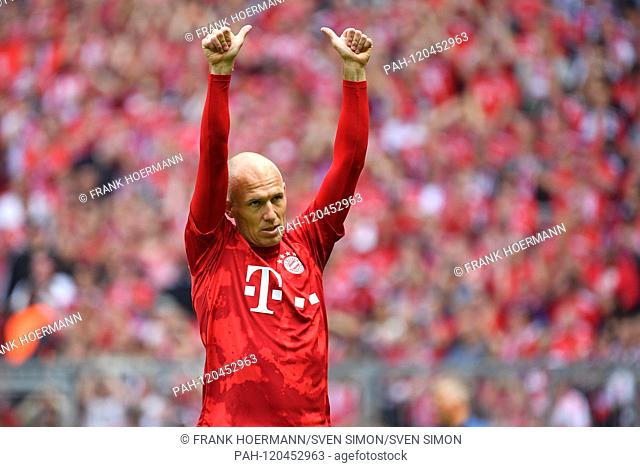 Arjen ROBBEN (FC Bayern Munich) says goodbye to the fans before the start of the game, football fans, gesture, action, single shot, one-on-one motive