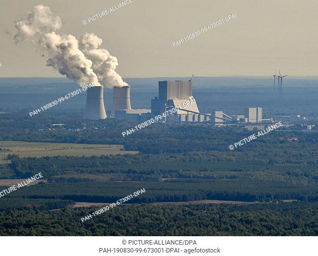 23 August 2019, Brandenburg, Schwarze Pumpe: The steaming cooling towers of the Schwarze Pumpe lignite-fired power plant of Lausitz Energie Bergbau AG (LEAG)...