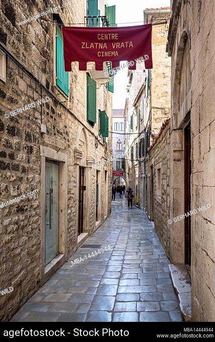 Narrow alley in the old town of Split, Split-Dalmatia County, Dalmatia, Croatia, Europe