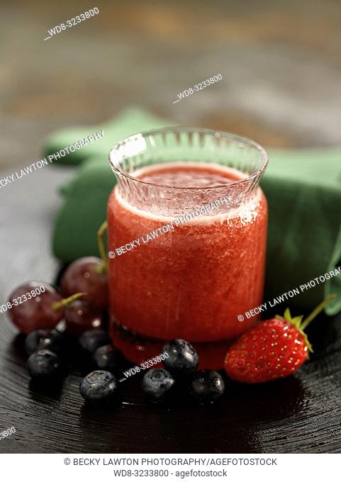 zumo de arandano, fresa, uva negra y miel. / blueberry, strawberry, black grape and honey juice