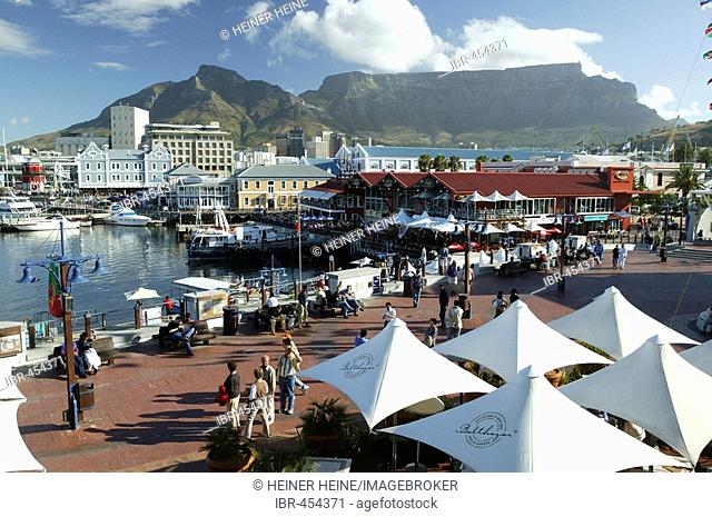 Promenade with tourists, Quay 4, Waterfront, Cape Town, South Africa