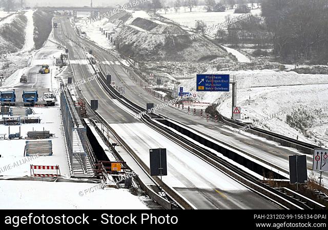 02 December 2023, Baden-Württemberg, Pforzheim: View of the closed A8 freeway near Pforzheim Ost. The stretch between Pforzheim North and Pforzheim South will...