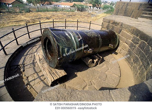 Malik maidan toe fourteen meter long cannon , Bijapur , Karnataka , India