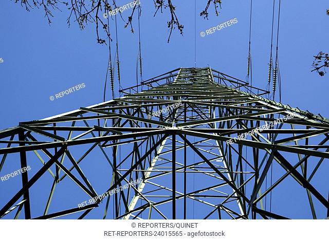 Pylones electriques. Transport d'energie sur cables electriques passant de pylones en pylones dans les champs et les forets