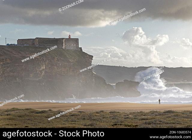 Grosse Wellen in Nazare, Portugal, Europa / Big waves at Nazare, Portugal, Europe