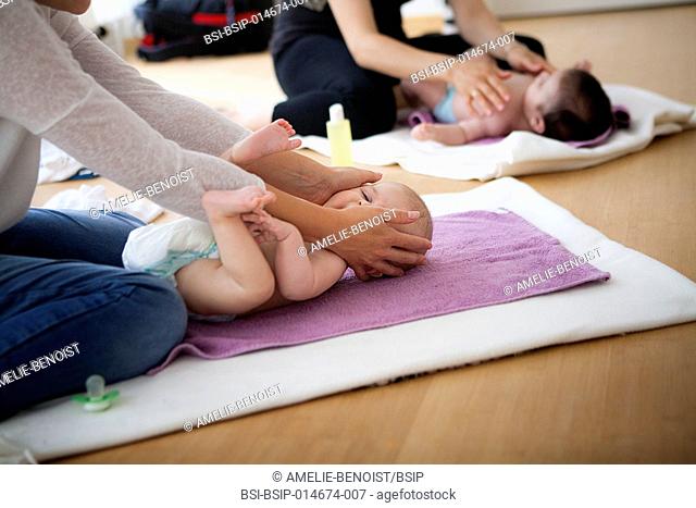 Reportage on a lesson on massaging babies in Switzerland. Over four sessions, the new mothers learn how to massage their baby for its well-being and to help...