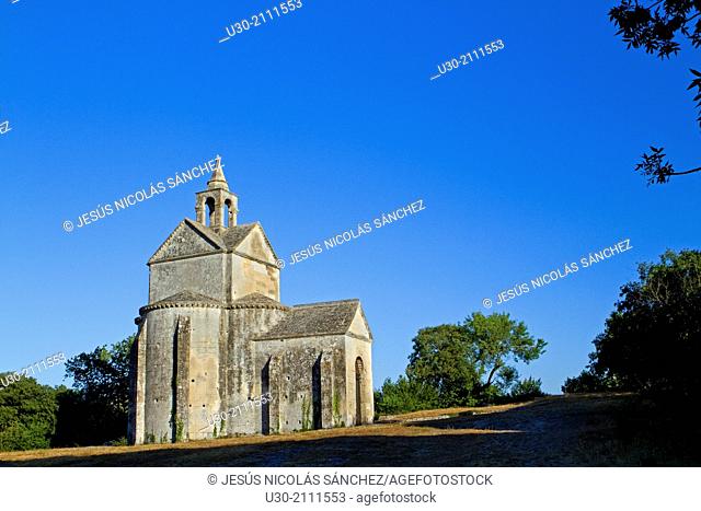 Saint Cross chapel, next to Montmajour Abbey, near Arles. Arles district, Bouches-du-Rhône department, Provence-Alpes-Côte d'Azur region, France, Europe
