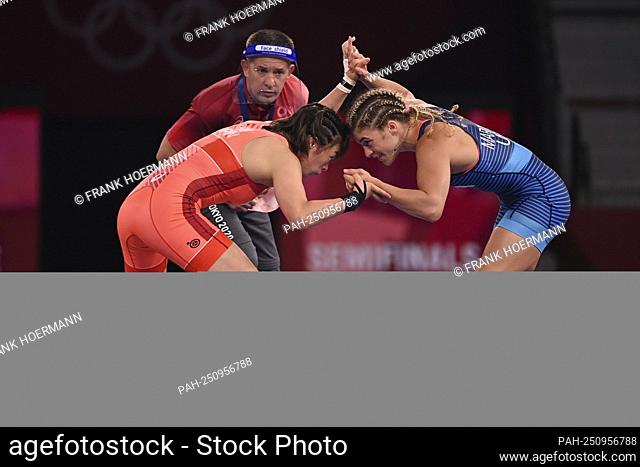 KAWAI Risako (JPN) (red) vs. Helen Louise MAROULIS (USA), action, semifinals, wrestling, women's freestyle, WFS, WomenÕS Freestyle 57 kg, on 08/04/2021