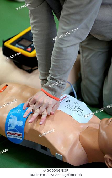Workshop organised by the Red Cross. Life-saving first aid on a model. Defibrillator