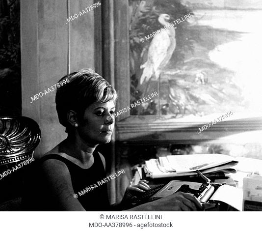 Lianella Carell at the typewriter. Italian actress and journalist Lianella Carell sitting at the typewriter. Rome, 1963