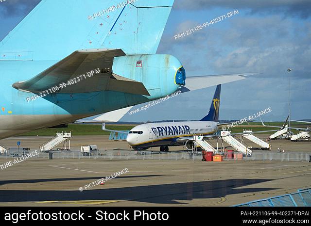 02 November 2022, Rhineland-Palatinate, Hahn: An aircraft of the low-cost airline Ryanair stands on the apron of Hahn Airport