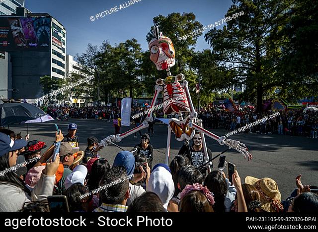 04 November 2023, Mexico, Mexiko-Stadt: Participants in the annual Day of the Dead parade through the city center. Hundreds of people dressed up as catrinas or...