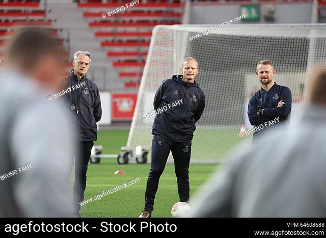 Union's head coach Karel Geraerts (C) pictured during a training session of Belgian soccer team Royale Union Saint-Gilloise