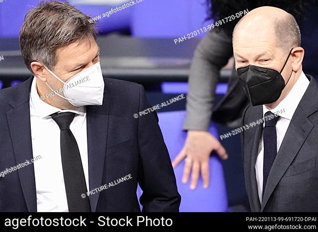 13 January 2022, Berlin: Chancellor Olaf Scholz (SPD) in conversation with Robert Habeck (l, Bündnis 90/Die Grünen), Federal Minister for Economic Affairs and...