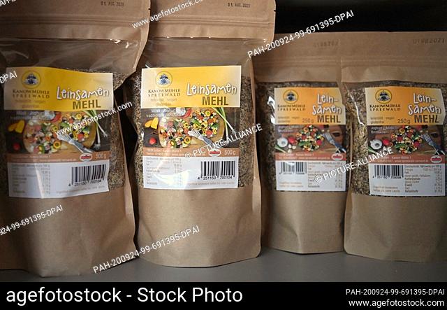 16 September 2020, Brandenburg, Golßen: Different types of flour are offered in the farm shop of the Kanow Mill Sagritz. The company with ten employees produces...