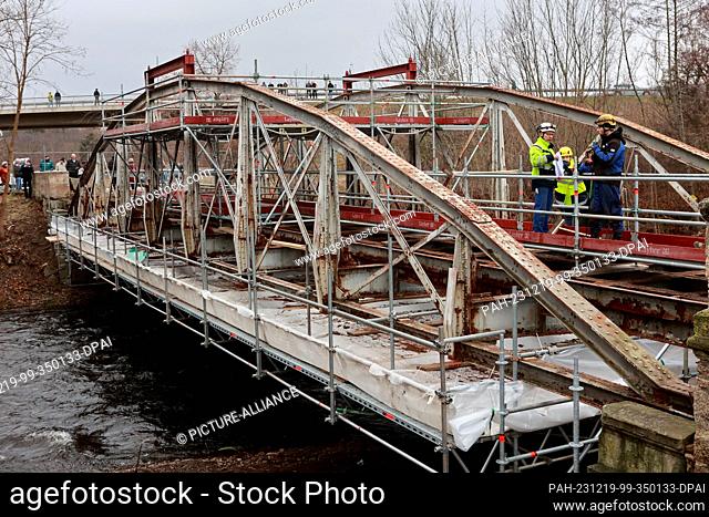 19 December 2023, Saxony-Anhalt, Weddersleben: Employees of an engineering firm prepare to move the Peace Bridge in Weddersleben