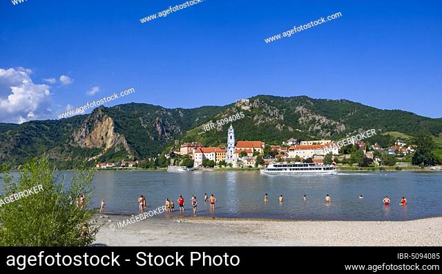 Bathing beach on the Danube with view of Dürnstein Abbey, Wachau, Lower Austria, Austria, Europe