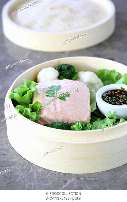 Steamed salmon with broccoli and cauliflower (Asia)