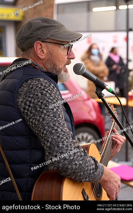 01 December 2021, Rhineland-Palatinate, Heimersheim: The musician Stephan Maria Glöckner, who was himself affected by the flood disaster in July