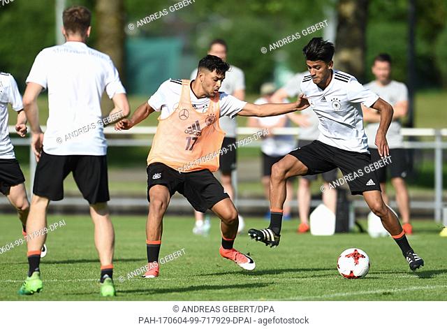 Nadiem Amiri (l) and Mahmoud Dahoud in action during a training session at the European Championship training camp of the German U21 soccer national team in...