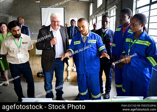02 November 2023, Zambia, Lusaka: German President Frank-Walter Steinmeier visits the Fountain Gate Vocational School and talks to students there